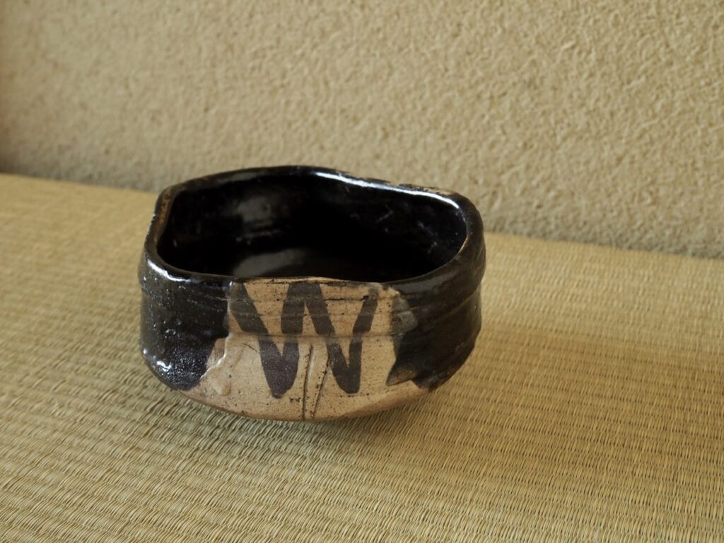 黒織部茶碗 | 古美術いもと
