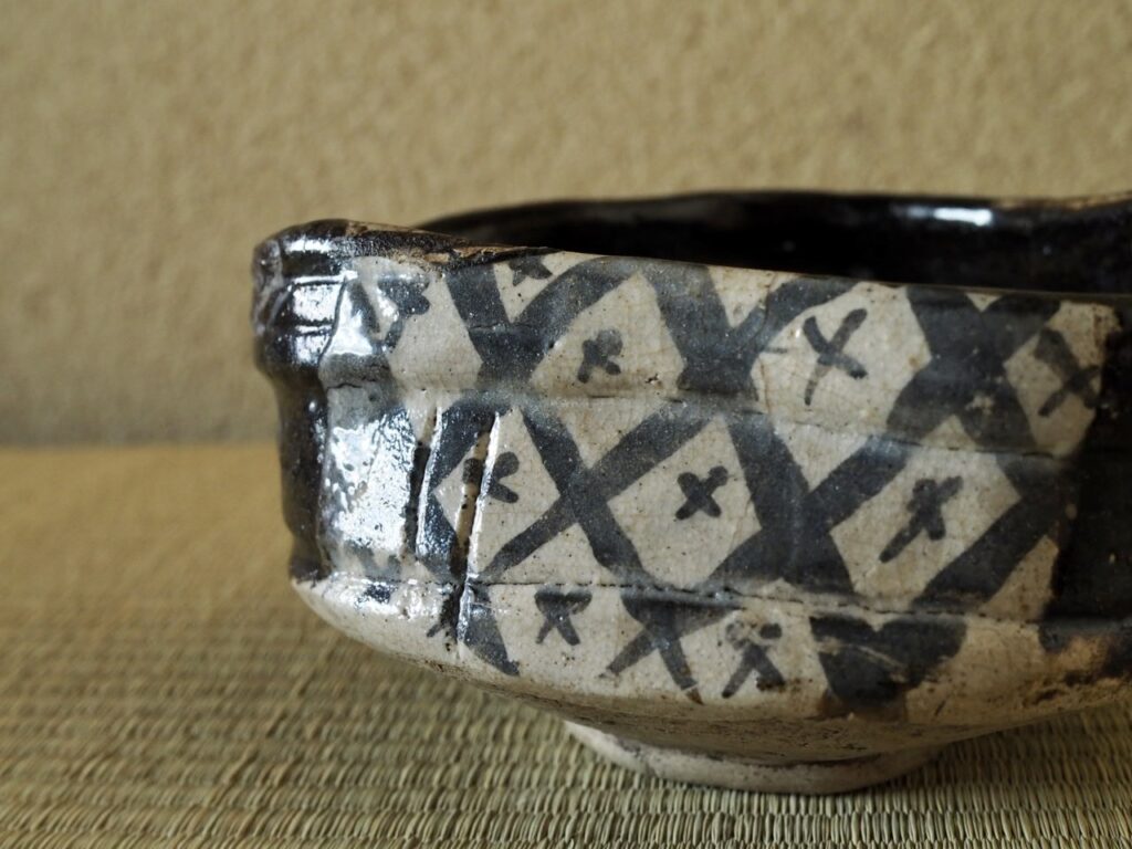 黒織部茶碗 | 古美術いもと